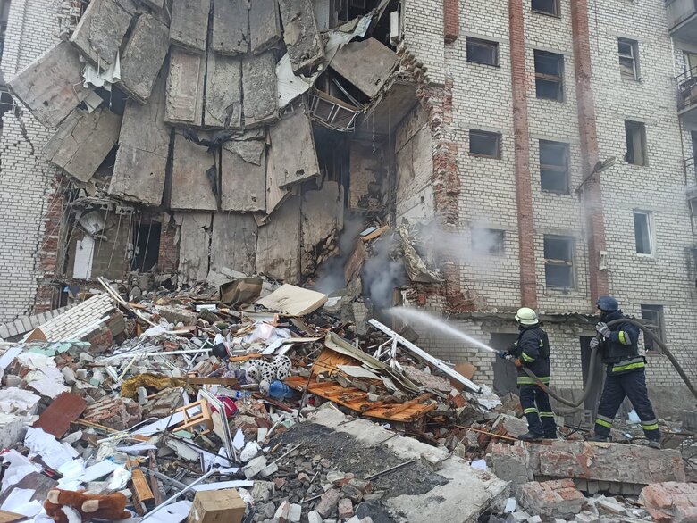 Удар рашистов по деоккупированному Лиману: из-под завалов многоэтажки спасли женщину 02
