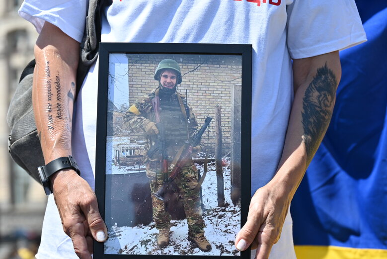 Рідні полеглих захисників України вимагали створити під Києвом військове кладовище 09