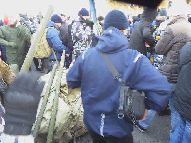 Под ВР митингуют против рынка земли, произошли потасовки с правоохранителями при попытке активистов установить палатки 08