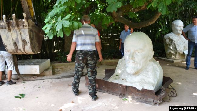 В Никитском ботсаду оккупированного Крыма вместо памятника богине Флоре установили бюст Ленина 03