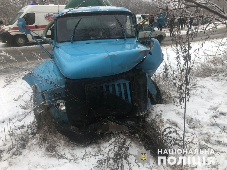 Ужасное ДТП в Винницкой области: Dacia на встречной полосе влетела в ГАЗ-52 - трое погибших 02
