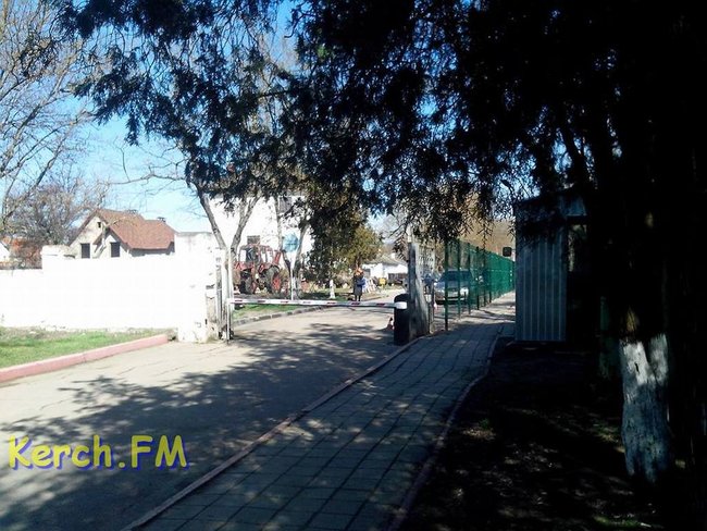 Внимание! На входе работает блокпост: оккупанты обнесли забором больницу в Керчи и поставили металлоискатели 03