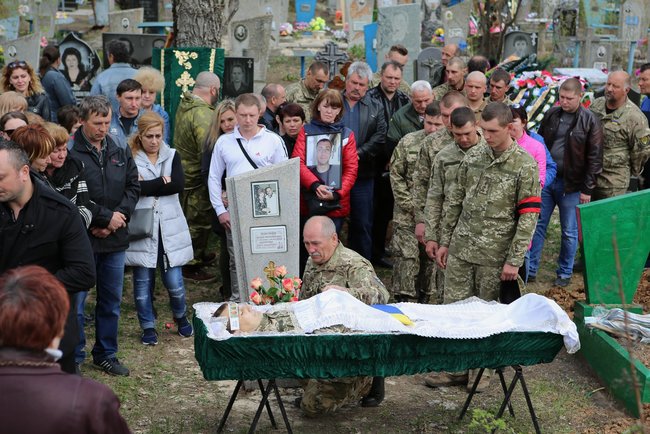 С погибшим в зоне АТО воином 53-й ОМБр Александром Матусом простились в Лисичанске 15