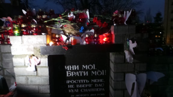В центре Киева прошла панихида по Небесной Сотне, на месте гибели героев зажгли Лучи достоинства 11