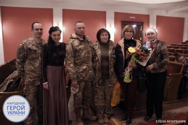 Народний Герой України Олена Шевцова, яка перенесла місяць тому пересадку нирки, повернулася до допомоги бійцям на передовій 05