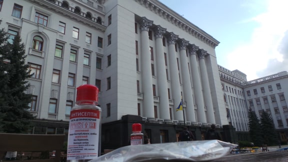 Ресторанний протест під Офісом Зеленського - Банкову заставили столиками з їжею 03