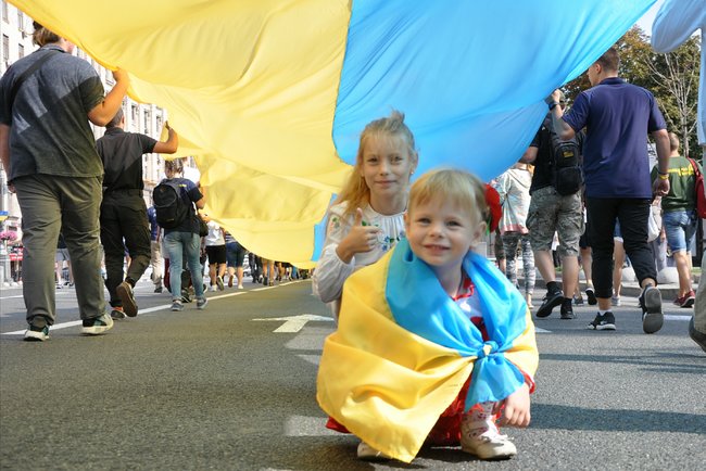 Самый большой флаг Украины пронесли по центру Киева 13