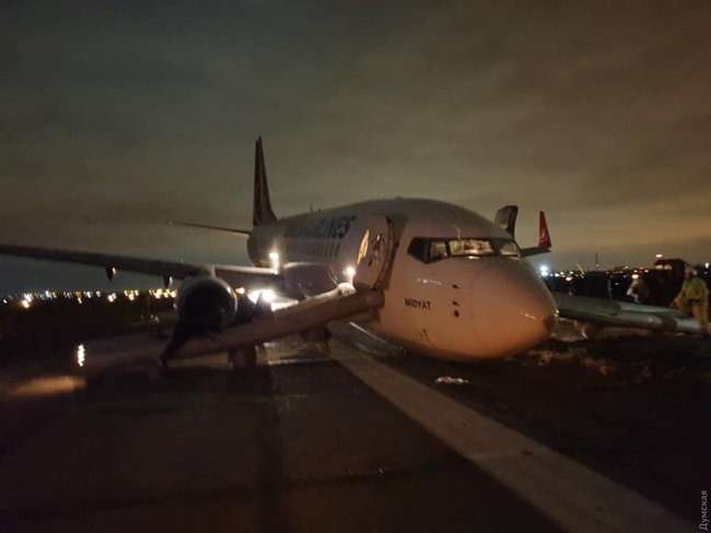 Жесткое приземление: у турецкого самолета сломалась стойка шасси во время посадки в аэропорту Одессы 05