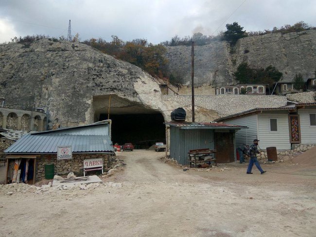 РПЦ в Крыму уничтожает пещерный город Качи-Кальон из-за постройки столовой на 200 человек, - журналист Клименко 04