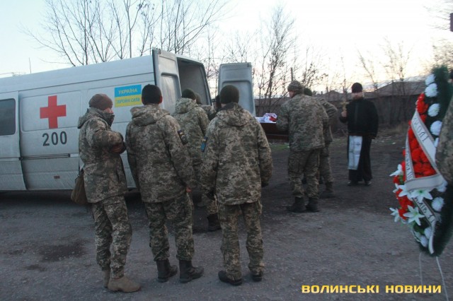 Побратими попрощалися із загиблим українським воїном Миколою Сорочуком у Маріуполі 06