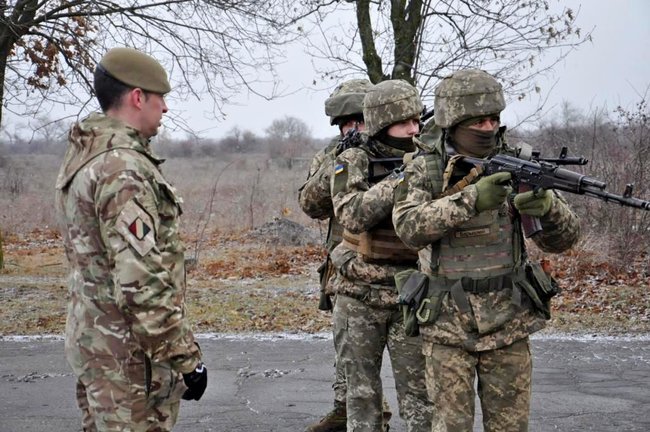 Украинских морских пехотинцев готовят инструкторы из Великобритании 10