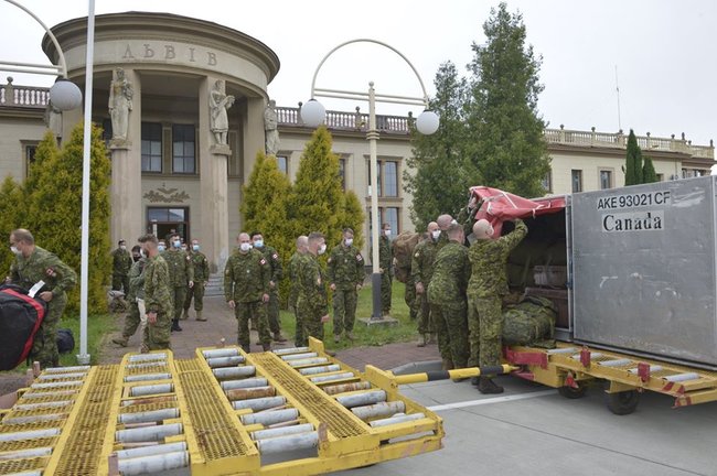 Во Львов прибыли 90 военных инструкторов из Канады 04