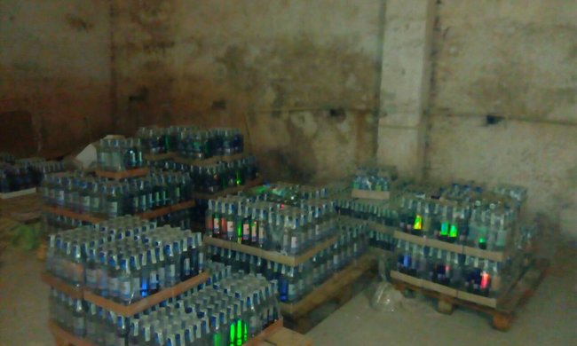 Незаконную торговлю фальсифицированным алкоголем остановили в Житомирской области 04