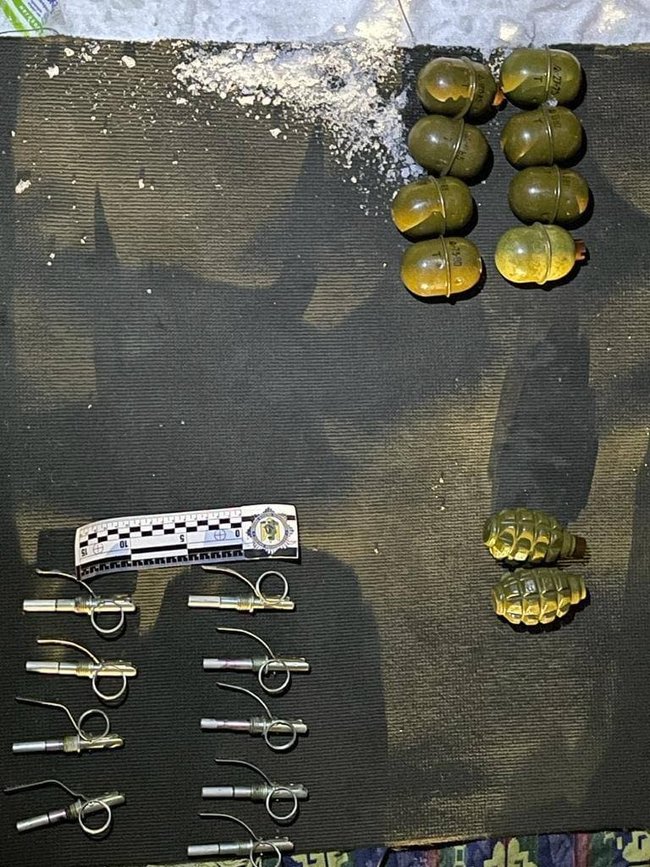 У задержанного торговца оружием при обысках изъяли автомат, два пистолета-пулемета, гранаты и 4000 патронов, - прокуратура Киева 07