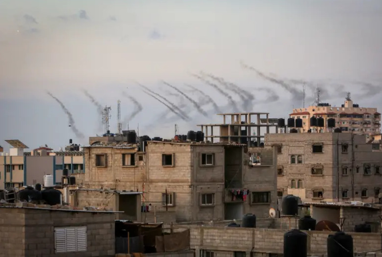 ХАМАС нанес массированный ракетный удар по Израилю, боевики Сектора Газа пытаются проникнуть в южное поселение 02
