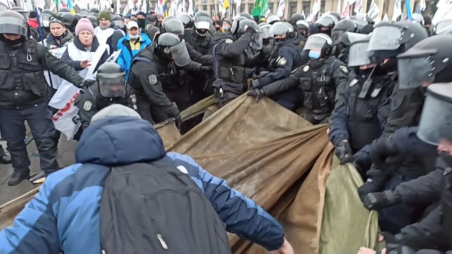 ФОПи спробували встановити намети на Майдані Незалежності: між мітингувальниками і правоохоронцями сталися сутички 18