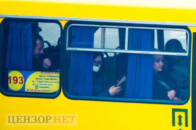 Переполненные маршрутки, штурмующие автобус пассажиры и люди без масок: общественный транспорт Киева в условиях карантина 11