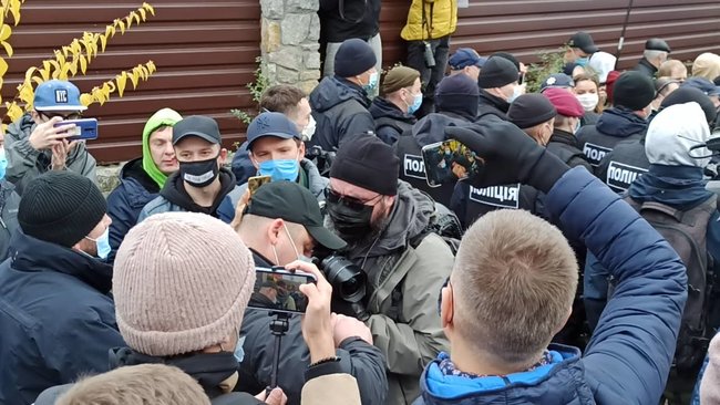 Тупицкий, вали в Ростов!: активисты провели акцию с виселицей под домом главы КС Тупицкого 11