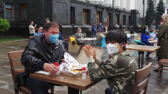 Ресторанний протест під Офісом Зеленського - Банкову заставили столиками з їжею 14
