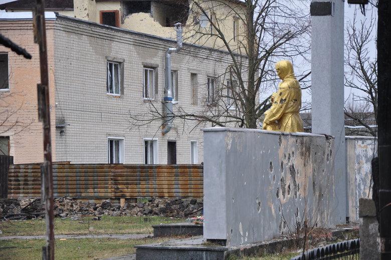 Несколькометровые воронки и разрушенные дома: последствия обстрела Чернигова российскими оккупантами 54