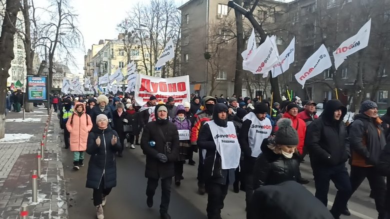 Участники митинга SaveФОП начали шествие в центре Киева 01