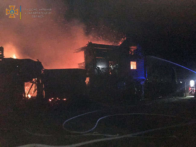Молния попала в здание базы отдыха на Закарпатье: пожар тушили почти 6 часов 03
