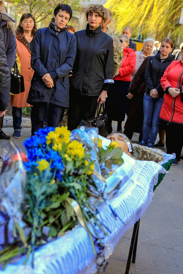 С погибшим в зоне АТО воином 53-й ОМБр Александром Матусом простились в Лисичанске 04