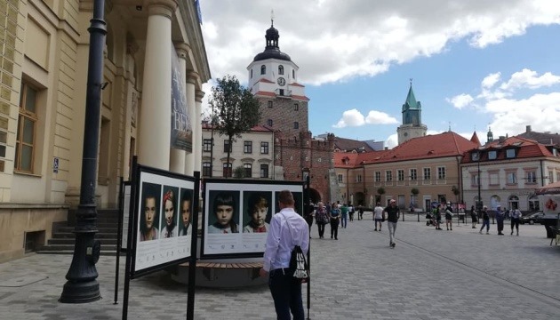 Взгляд будущего: в Люблине проходит уникальная фотовыставка, участниками которой стали дети погибших украинских Героев 01