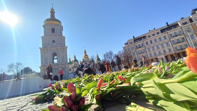 На Софійській площі в Києві виклали герб України з 1,5 млн квітів на честь жінок, які допомагають фронту 19