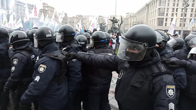 Протест ФОПів: Правоохоронці спробували демонтувати намети - застосовували сльозогінний газ 27