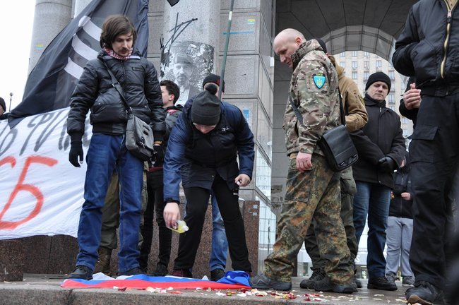 Акция Смерть России!: Националисты забросали камнями здание Россотрудничества и двух банков в Киеве 06