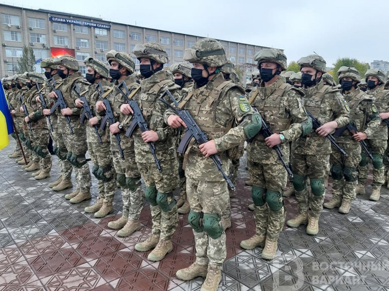 В Северодонецке впервые прошел военный парад 03