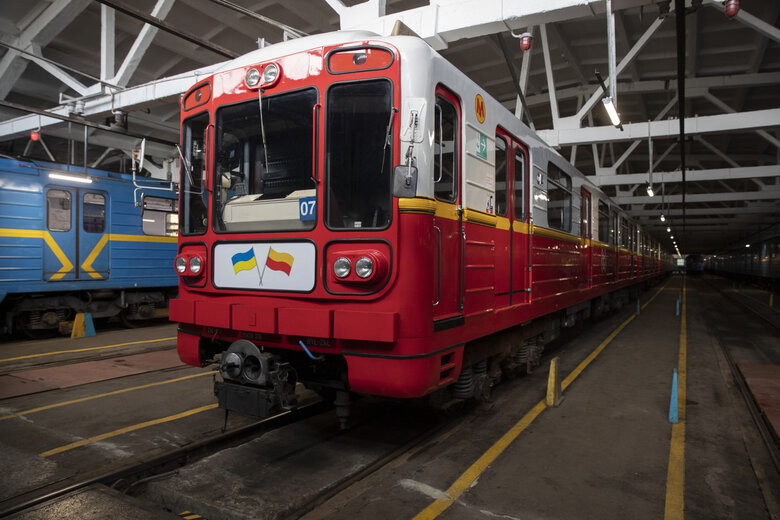 Київ отримав перші вагони метро від Варшави 04