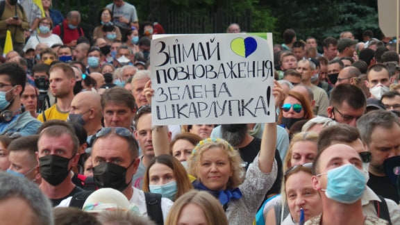 Под Офисом Зеленского в Киеве проходит акция протеста против условий прекращения огня на Донбассе 31
