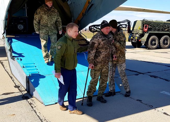 В Одесский военный госпиталь авиацией доставлены 10 раненых военнослужащих, 1 из них в реанимации в тяжелом состоянии, - волонтер Танцюра 05