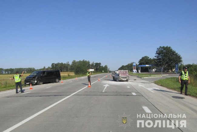 В результате ДТП на Житомирщине взорвался и загорелся автомобиль, четыре человека попали в реанимацию, - полиция 05