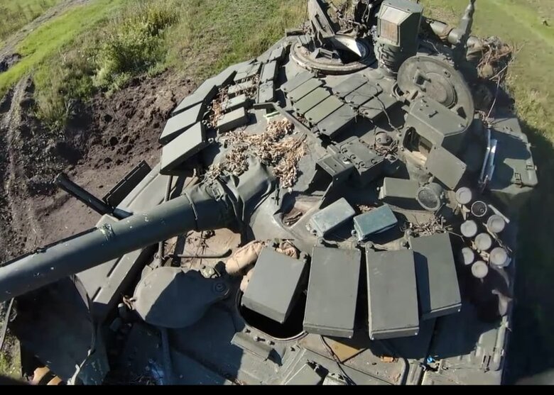 Под селом Богородичное украинские воины захватили специальный танк Т-72Б3, который Россия выставляла на танковый биатлон. Еще два были уничтожены 01