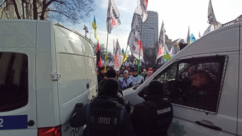Акція SaveФОП у центрі Києва: мітингувальників відтіснили із Хрещатика, вони прямують під Раду 06