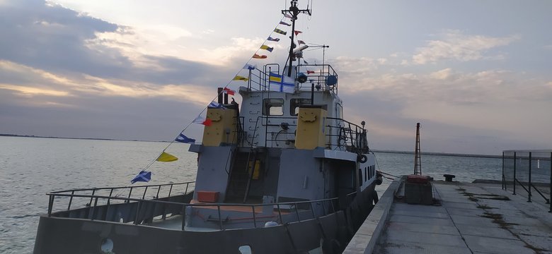 Гидрографический катер передан ВМС Украины в Бердянске 01