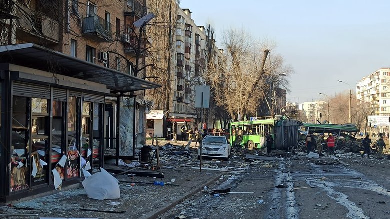 Наслідки падіння збитої російської крилатої ракети на Куренівку в Києві 33