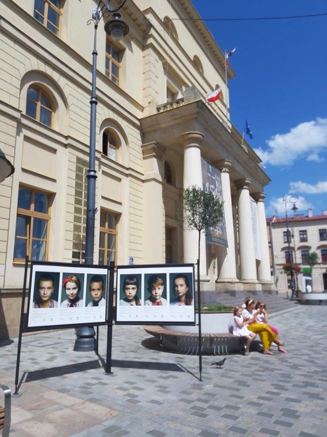 Взгляд будущего: в Люблине проходит уникальная фотовыставка, участниками которой стали дети погибших украинских Героев 04