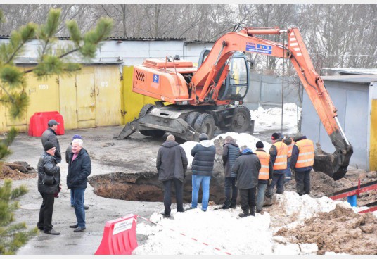 Обвал грунта в Харькове: 70 домов остались без воды, в глубокую яму провалился внедорожник 04