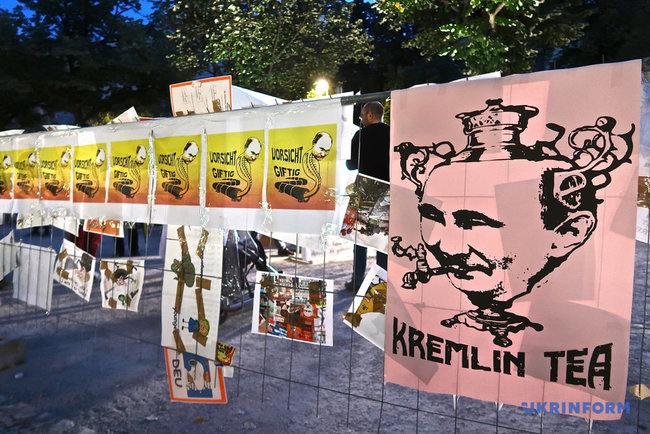 Акцию Stop Putins Terror устроили у посольства России в Берлине 09