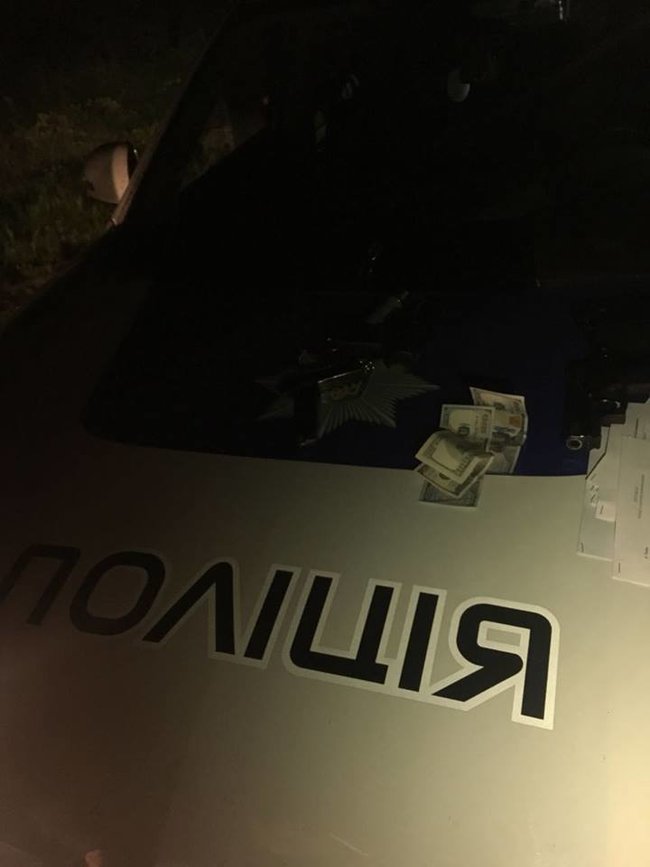 На взятке в $300 задержали двух патрульных во Львове 06