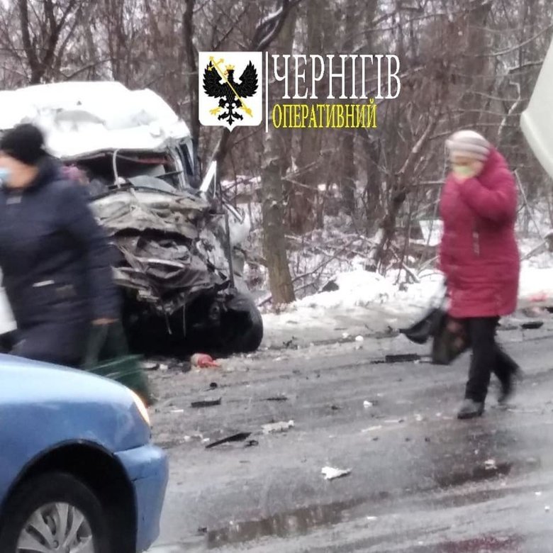 Зіткнення вантажівки та маршрутки на Чернігівщині: 11 осіб загинуло, 8 - травмовано 05