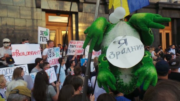 Под Офисом Зеленского в Киеве проходит акция протеста против условий прекращения огня на Донбассе 36
