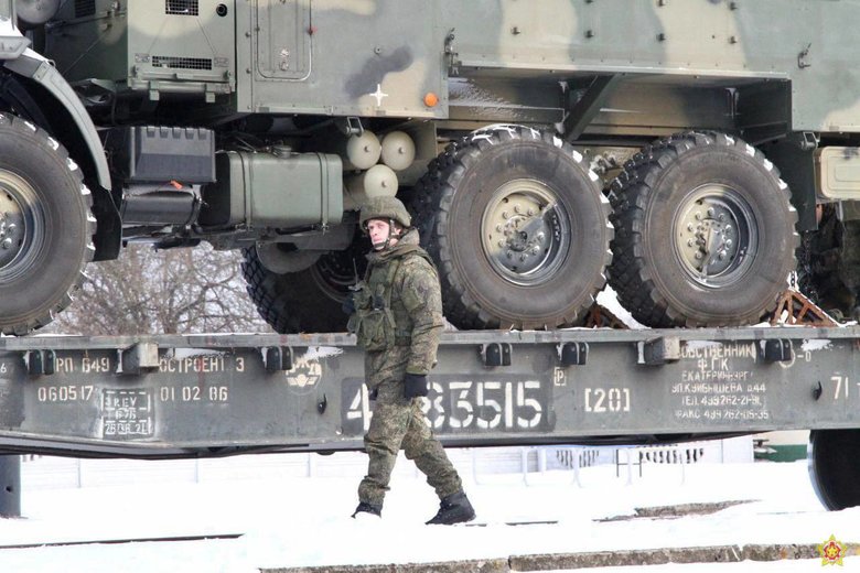 Російські військові та техніка продовжують прибувати до Білорусі 09