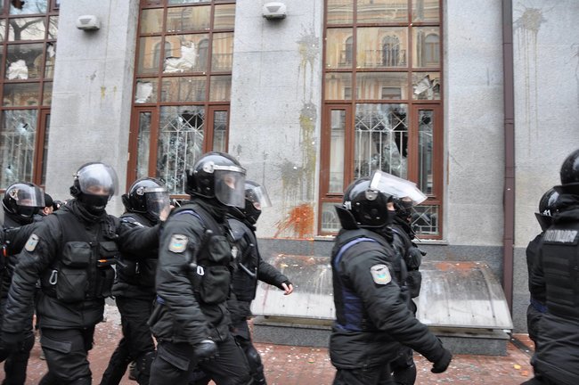 Акция Смерть России!: Националисты забросали камнями здание Россотрудничества и двух банков в Киеве 31