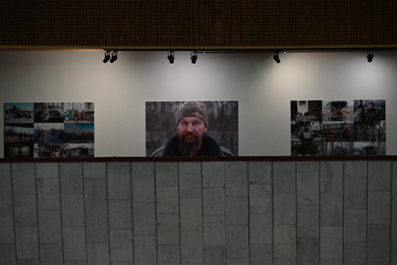 Виставка фотографій добровольця Володимира Миронюка (Джона), який загинув під Курдюмівкою у вересні 2023 року 08