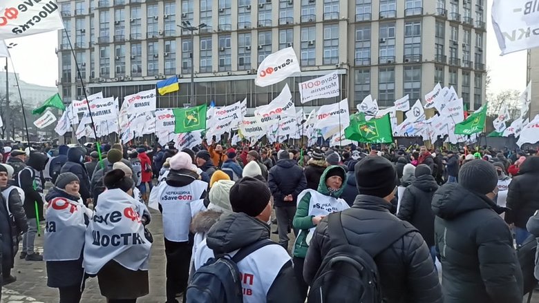 Акція SaveФОП у центрі Києва: мітингувальників відтіснили із Хрещатика, вони прямують під Раду 50